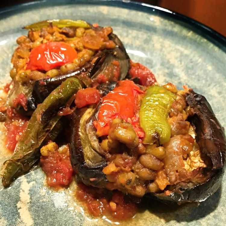 Maş fasulyeli mini patlıcan karnıyarık ;