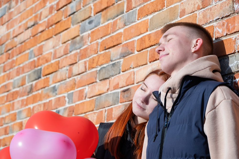 Love Bombing Nedir? Belirtileri, Sebepleri ve Önleme Yöntemleri